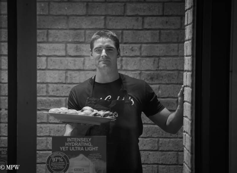 Auckland City street photo, Queent St, black and white